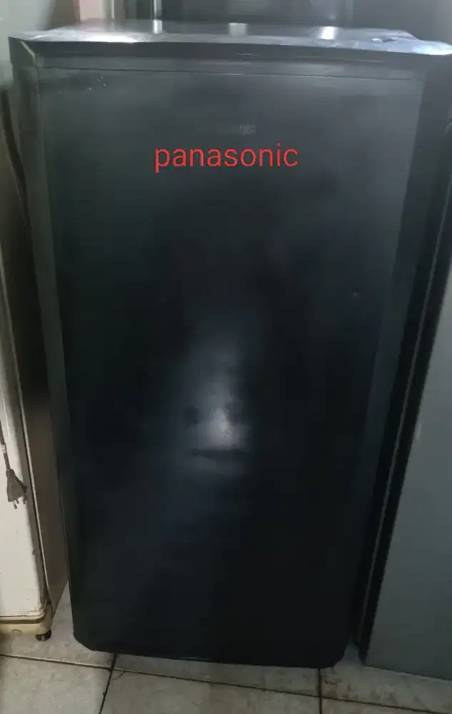 Kulkas keluarga panasonic normal dingin bagus beku