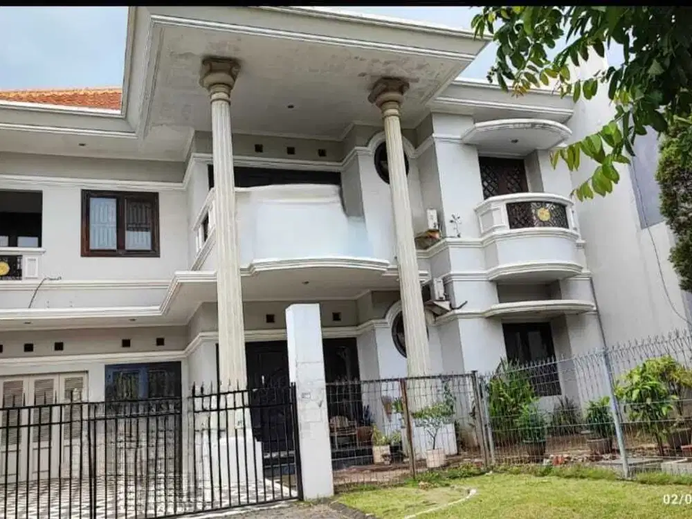 Dijual Rumah Model klasik di Graha Family blok A SURABAYA BARAT