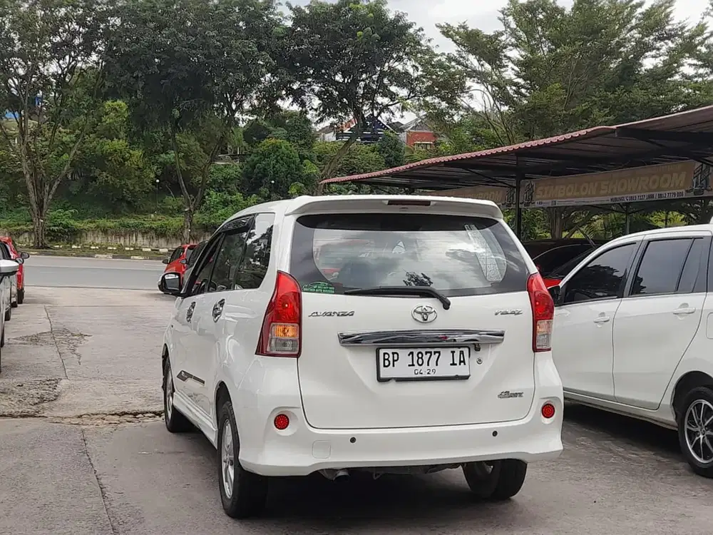 TOYOTA AVANZA VELOZ 1.5 AUTOMETIC PAJAK HIDUP STNK BPKBLENGKAP PRIBADI