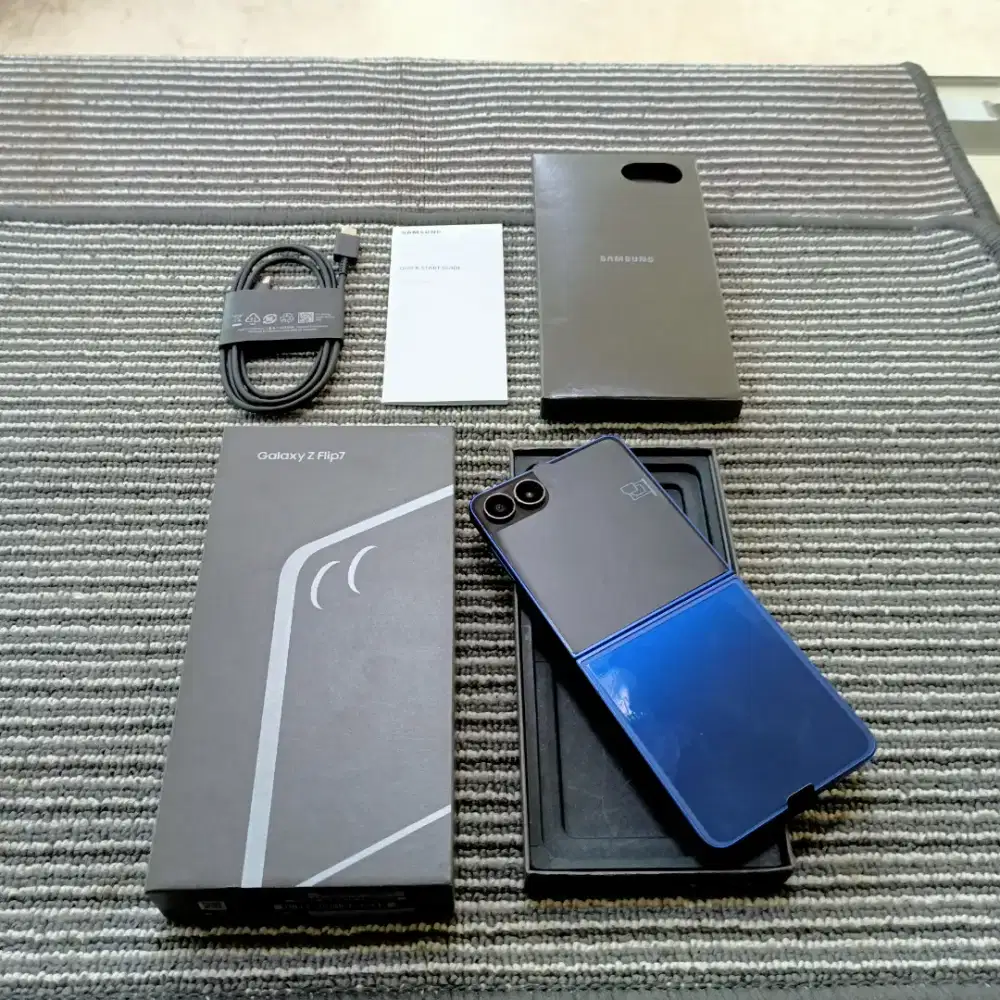 Samsung Galaxy Z Flip 7 12/512gb pake 3 Bln 99% like new resmi sein