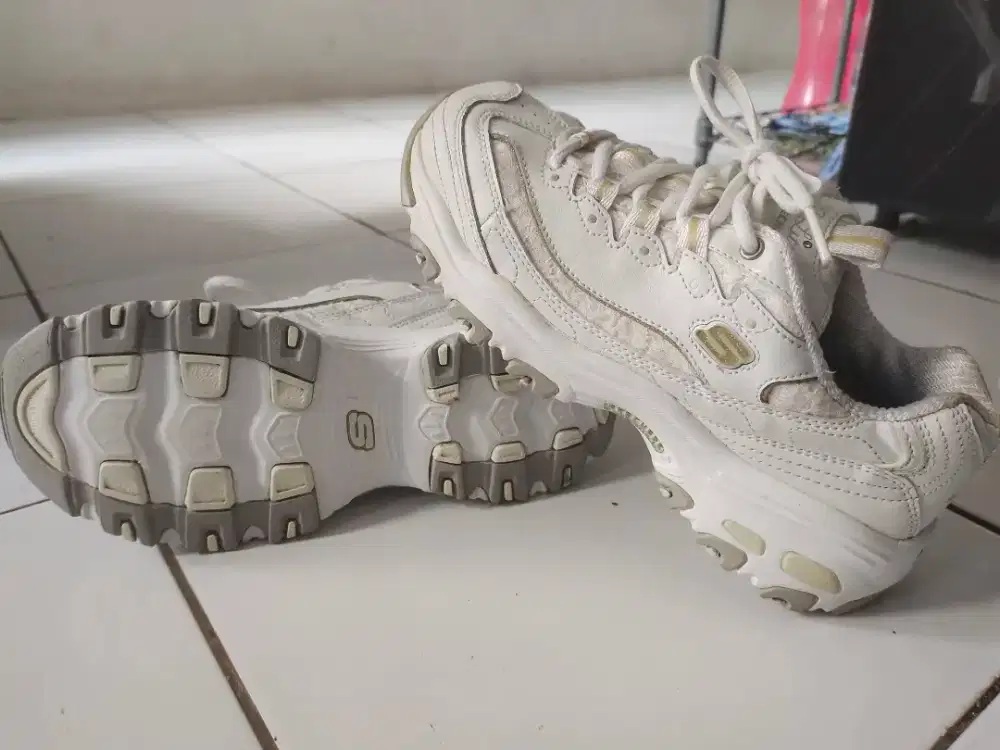 Sepatu Skechers wanita D'lites