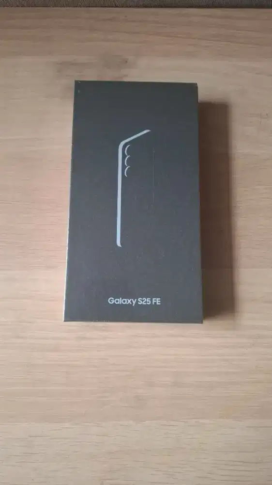 Jual Rugi Samsung Galaxy S25 FE BARU SEIN warna putih. 8.8 juta Nego.