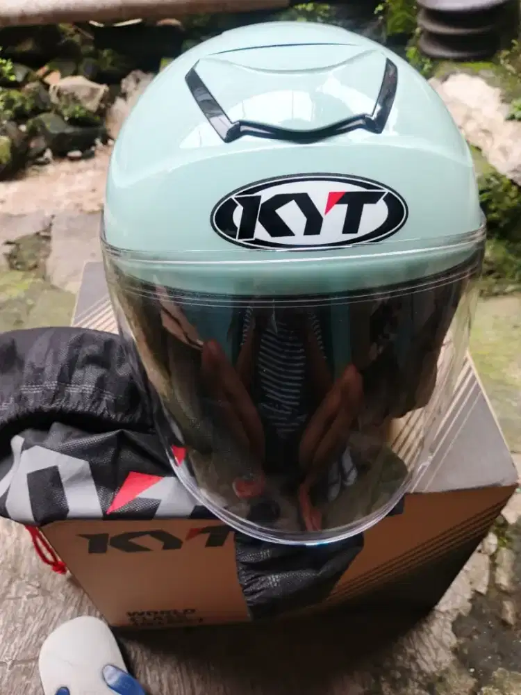 HELM KYT  ukuran L.    1.5 BLN BERSIH FSET