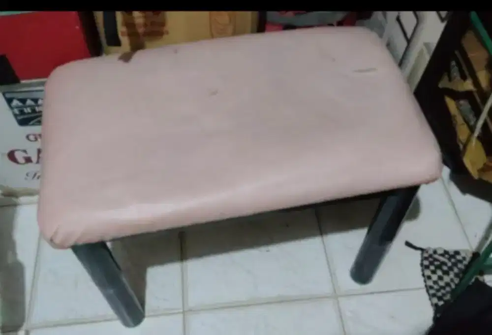 Kursi salon dan bangku putar