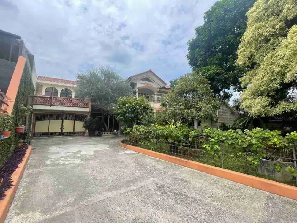 JUAL CEPAT RUMAH LUAS HOEK DAN ASRI PINGGIR JALAN DEKAT TOSIGA KEBON JERUK