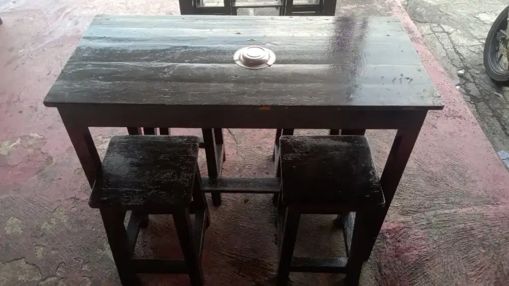 Di jual meja ex warkop ..ada 10 meja + bangku