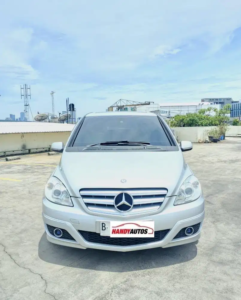 Mercedes Benz B180 Tahun 2010 Automatic Abu abu Metalik