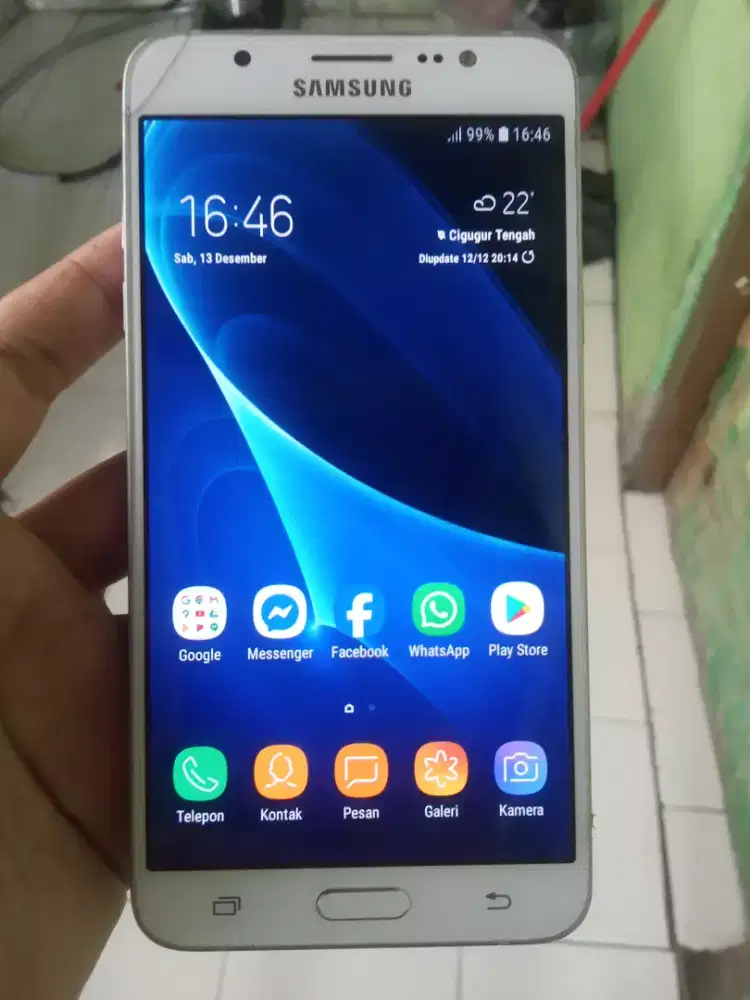 Samsung galaxy J7 2016 4G 2/16 layar 5.5 inchi amoled