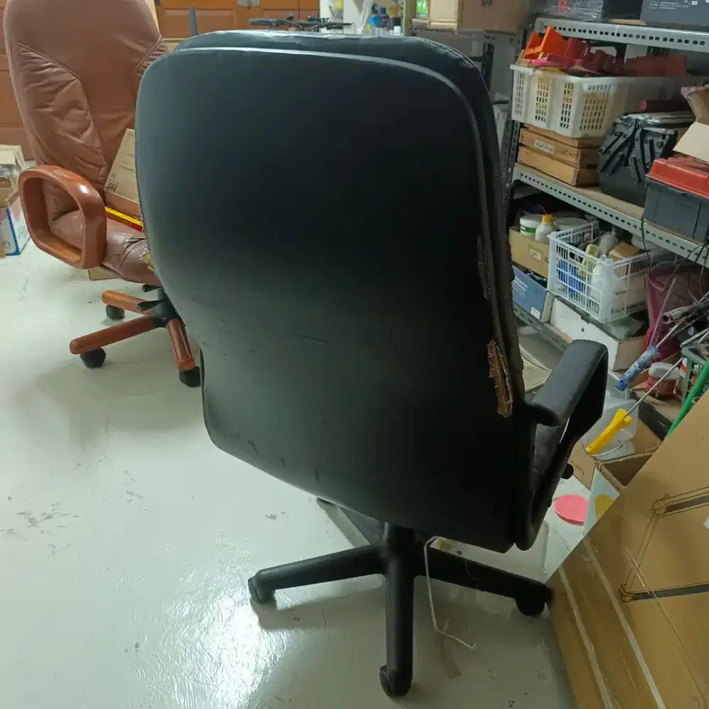 Kursi manager dengan kaki roda, naik turun, senderan tangan