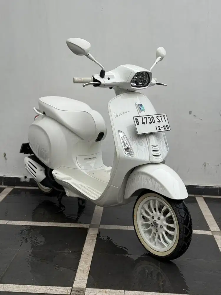 Vespa Sprint Justin Bieber (km 300 perak)