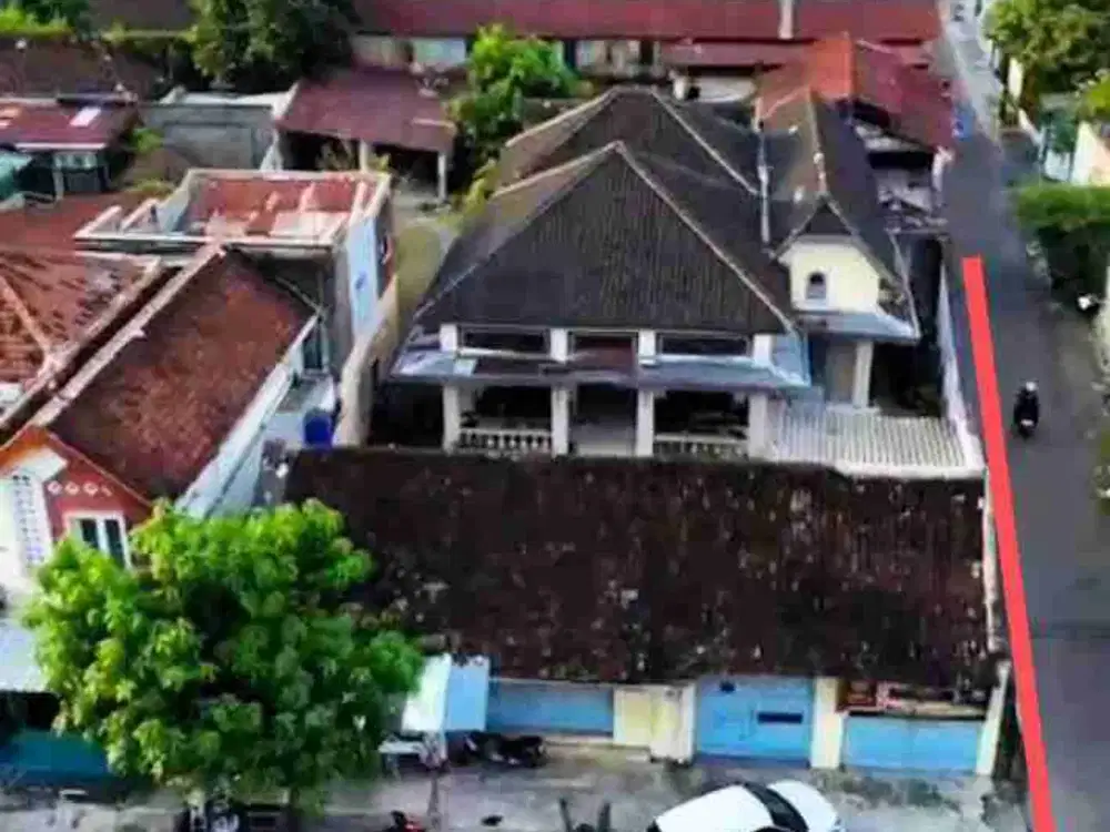 rumah lawas klasik tepi jalan raya Laweyan Solo kota