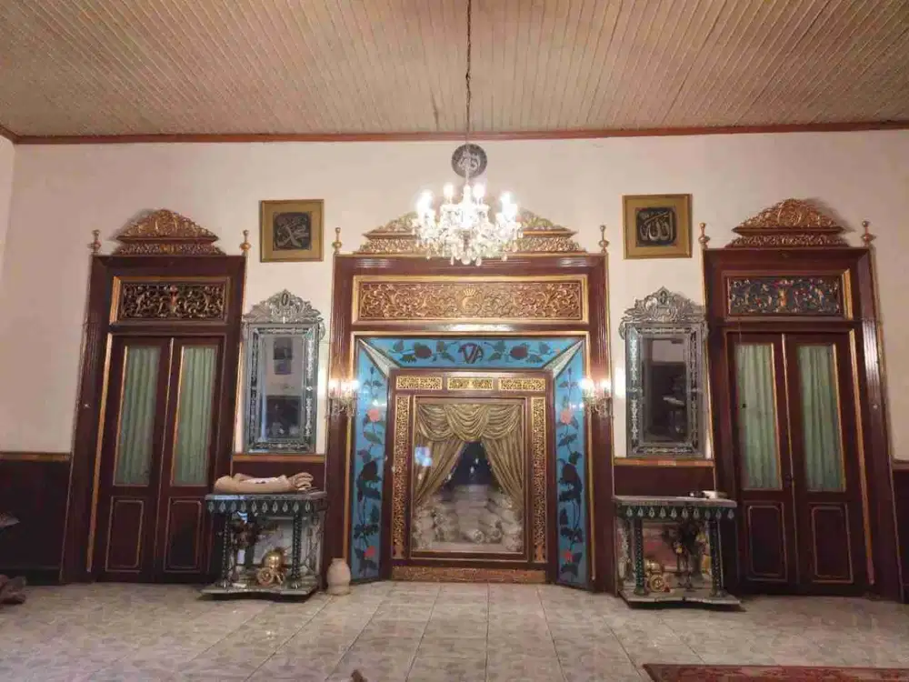 Rumah Etnik Klasik Tepi Jalan Raya Solo Kota