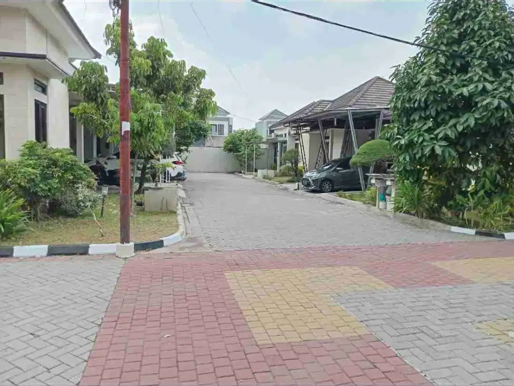 Di sewakan nyaman cluster Gentan ada kolam renang komplek perumahan.