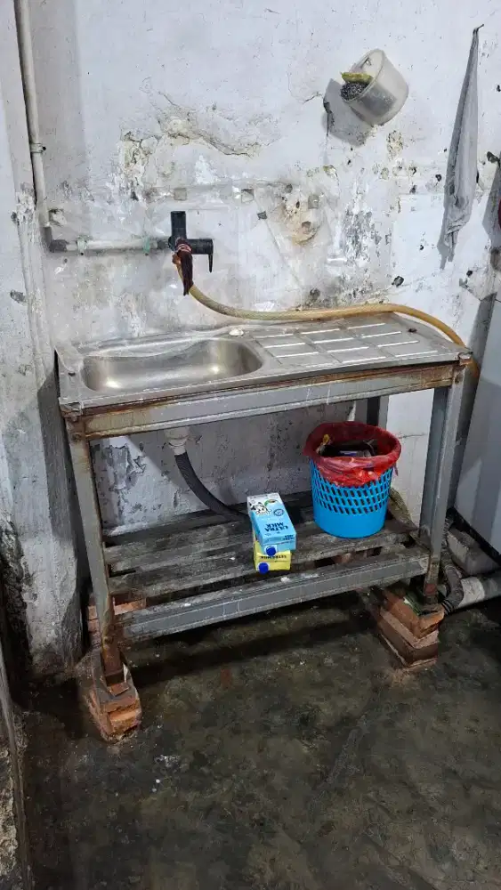 Meja wastafel cuci piring bekas