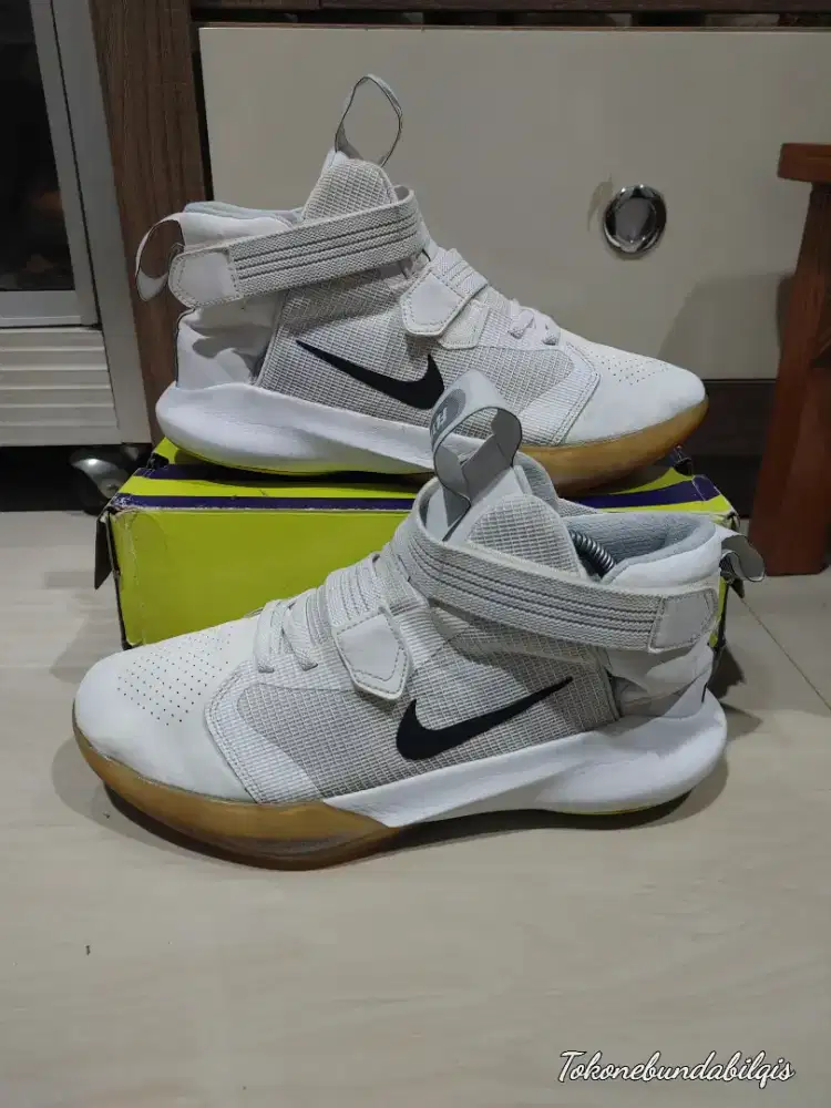 Sepatu Nike precision 3 preloved size 42.5