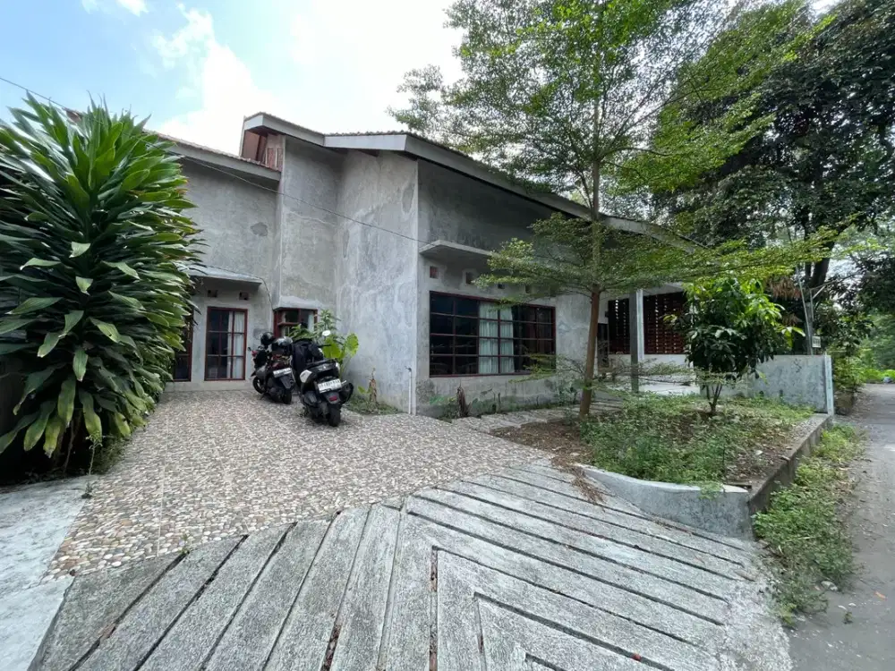 Dijual rumah full furnished konsep industrial di tajem maguwo