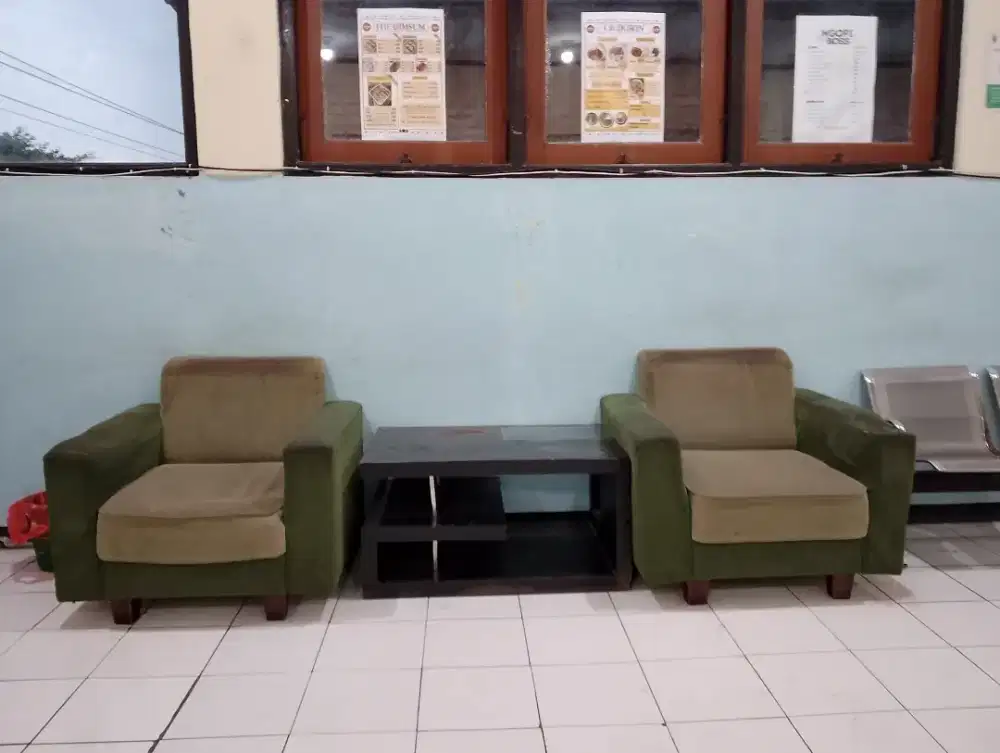 Sofa dan meja bekas
