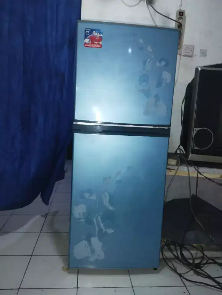 Di jual kulkas Sharp 2 pintu