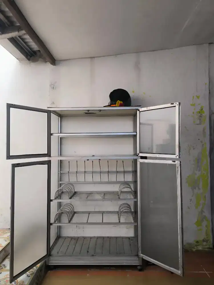 Lemari piring/gelas/Tupperware