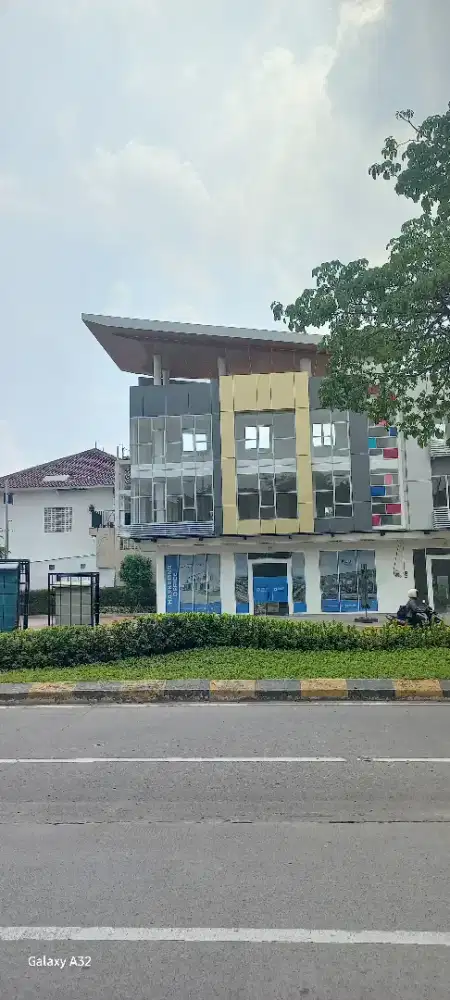 Ruko Hook Gandeng 3 Unit Siap Pakai Di Ruko Sudirman Jababeka