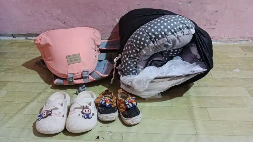 1 set kasur bayi, sandal, sepatu dan gendongan