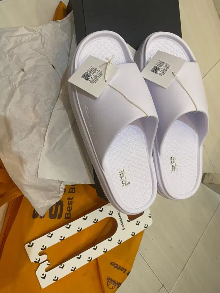 Sendal converse pria size 41 masih baru nego