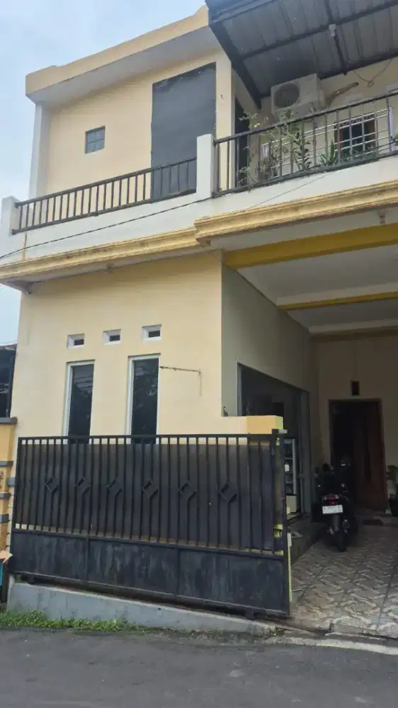 Dijual rumah 2 lantai bonus toko, strategis, lingkungan perumahan