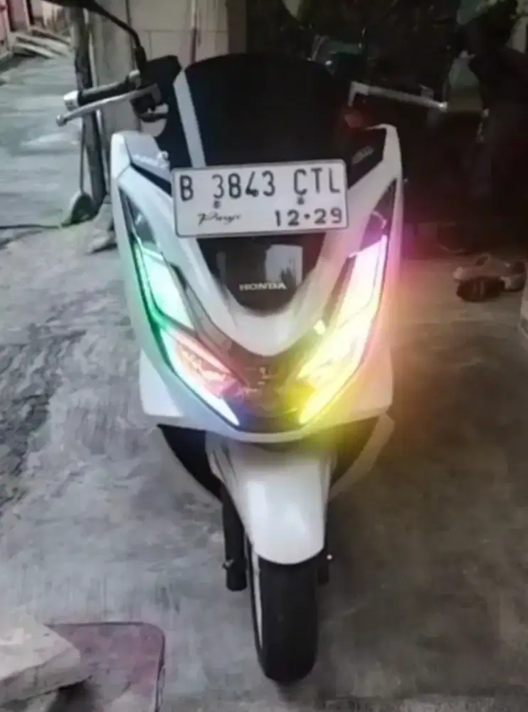 Honda PCX ABS 160 tahun 2024 putih glossy