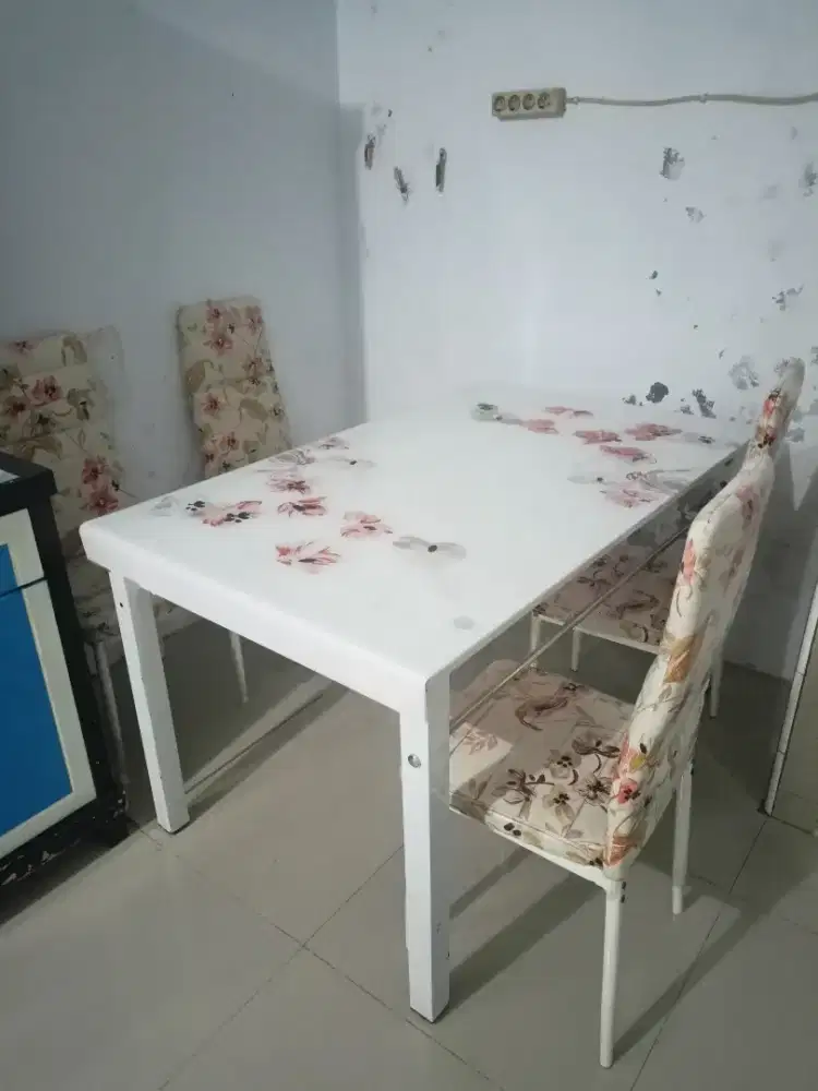 Jual cepat meja makan kaca 4 kursi mau pindahan