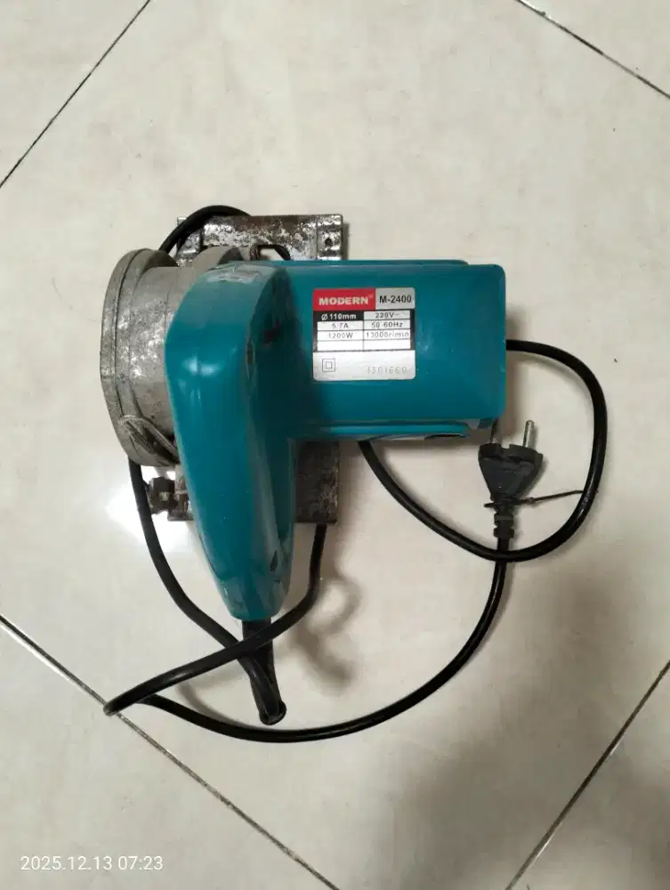 Mesin potong keramik.