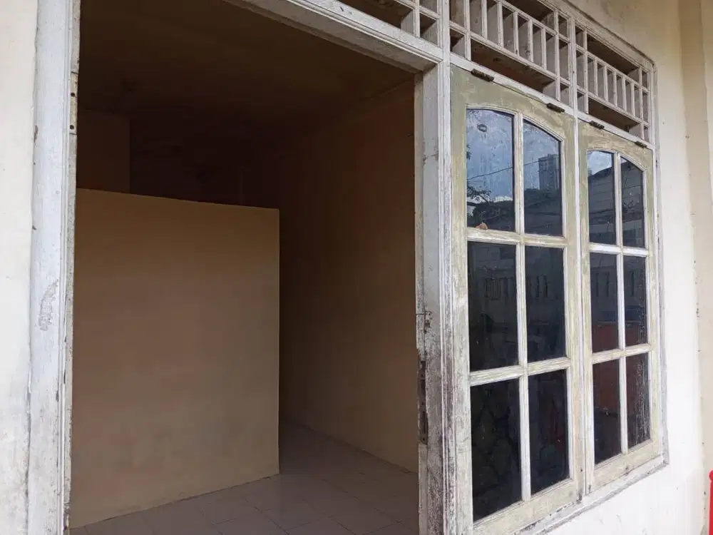 Dikontrakkan rumah petak 3 ruang dekat stasiun KA Pondok Cina