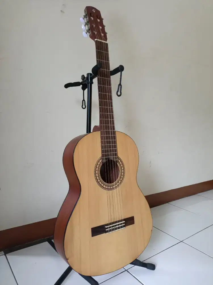Gitar Akustik Klasik Genta C200