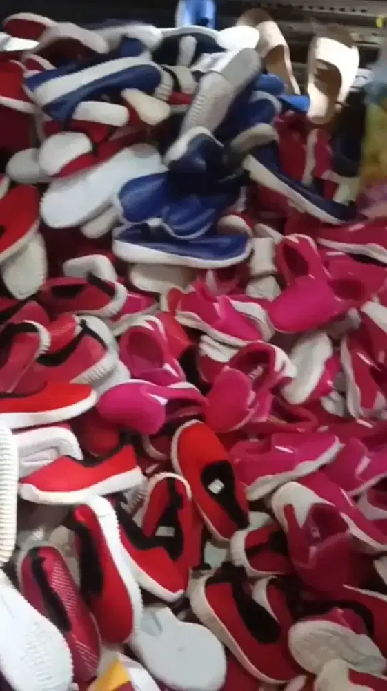 Lelang borongan sepatu 210 pasang