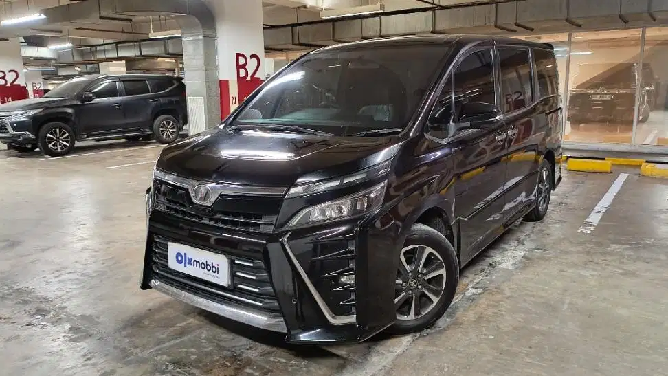 Toyota Voxy  2.0 Bensin-AT 2018 Hitam