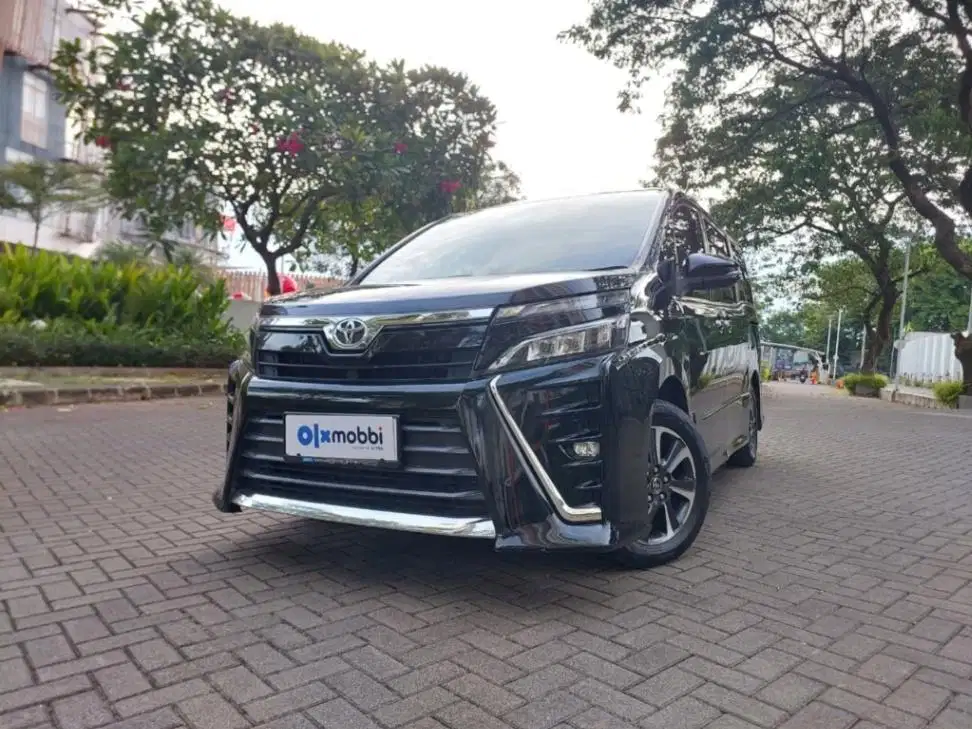 LOW DP Toyota Voxy 2.0 Bensin-AT 2017 ZMP