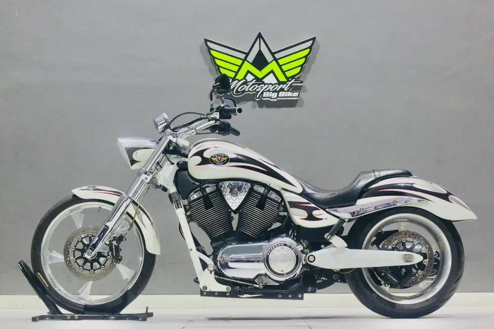 Victory vegas jackpot 1700 like new fatboy Roadking ultra classic