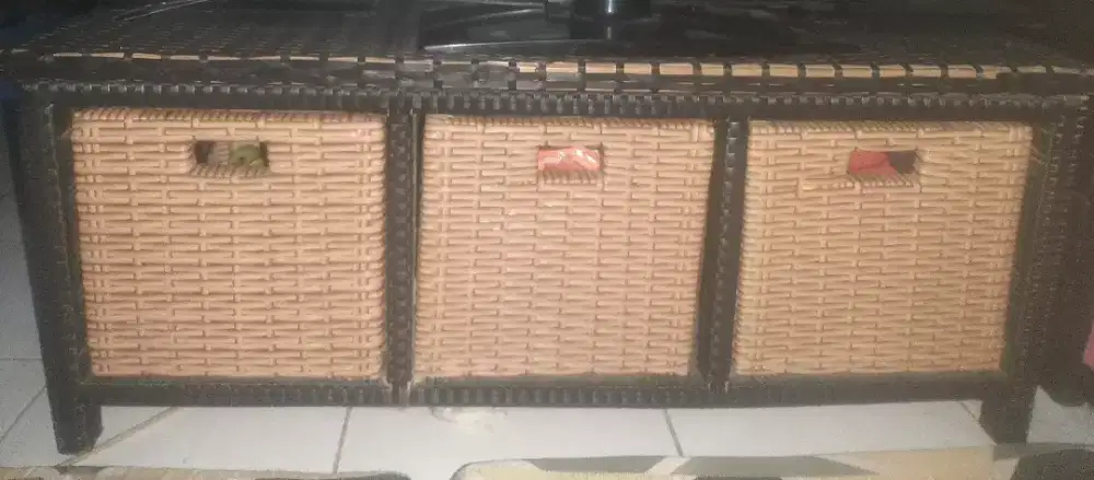 meja Tv rotan  ada 3 slorokan nya
