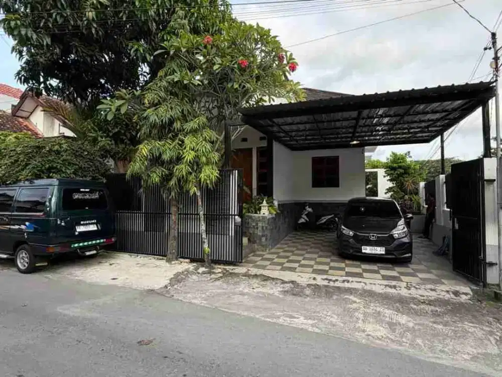 RUMAH VILLA BATIK FULL FURNISHED DENGAN TANAH LUAS ASRI DI DALAM RINGROAD UMBULHARJO