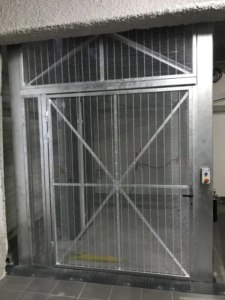 Lift Barang Hidrolik & Elektrik Desain Kuat dan Efisien