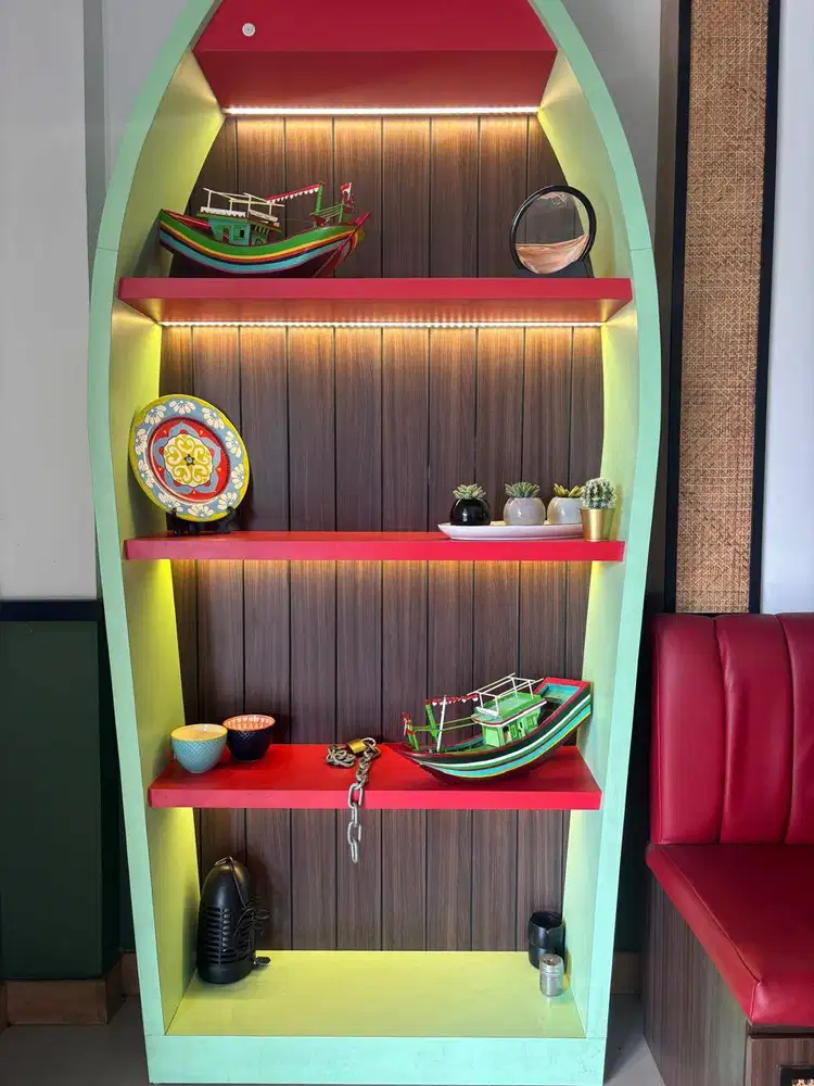 Rak Pajangan Unik dengan Lampu LED – Like New