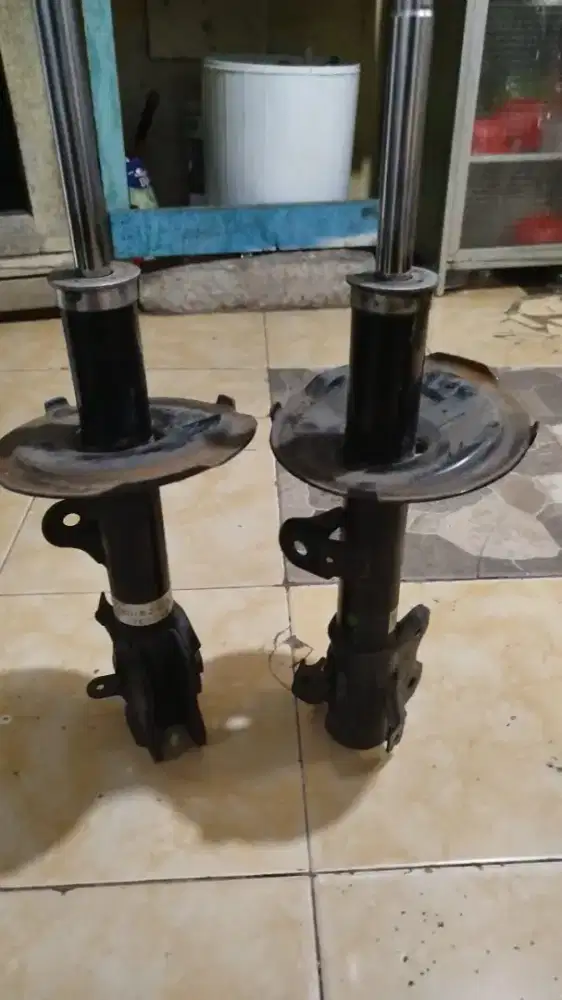 Sokbreker depan Avanza 2011