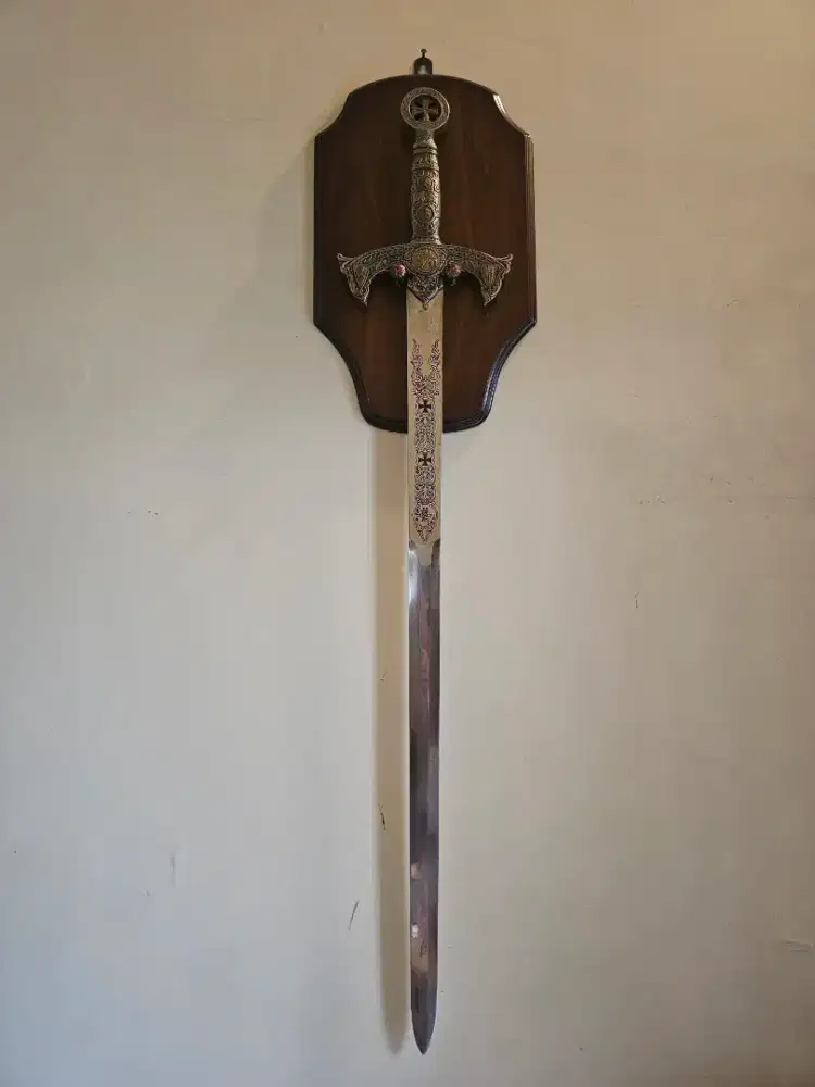 Pedang antik pajangan