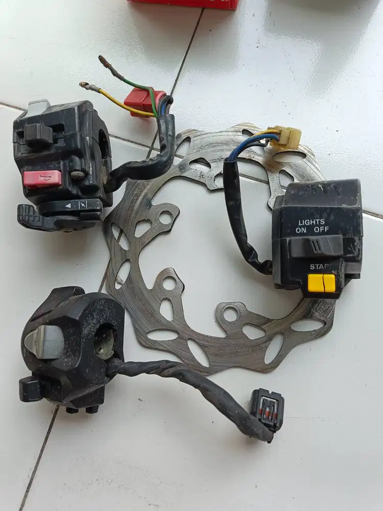 Holder HP untuk motor atau mobil. Kondisi sesuai penampakan.