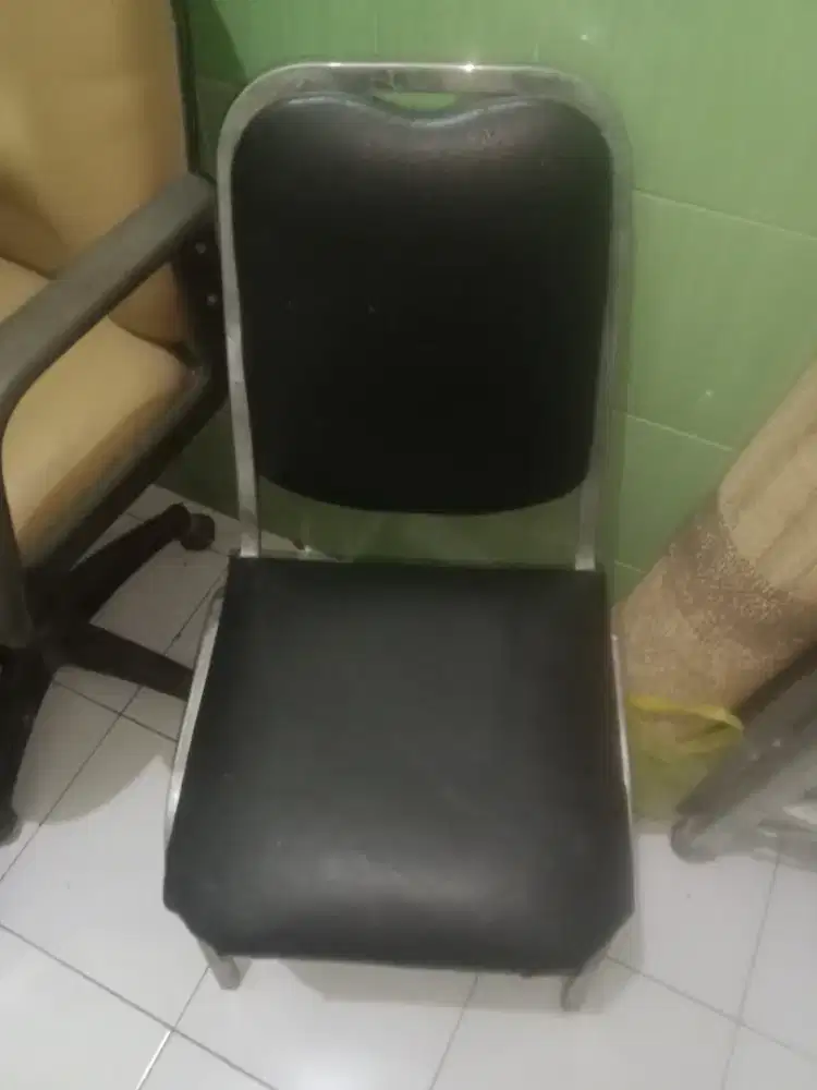 Kursi hitam bahan kulit