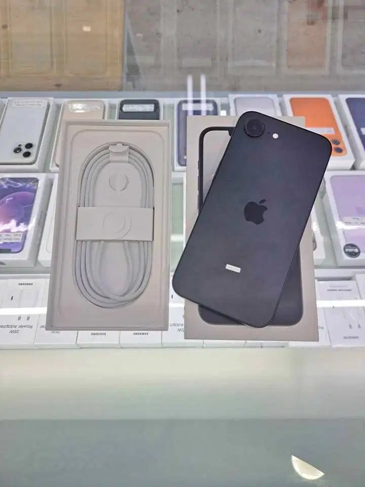 Second IPhone 16 E 256GB Black Garansi IBOX ON 21 Juli 2026 Mulus