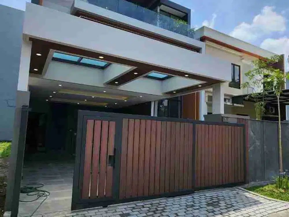 Dijual Rumah dengan Private Lift Citraland Woodland Surabaya Barat Semi Furnish Elegan Mewah 3 lantai Smart Home System Modern Carport 4 mobil Hadap Utara