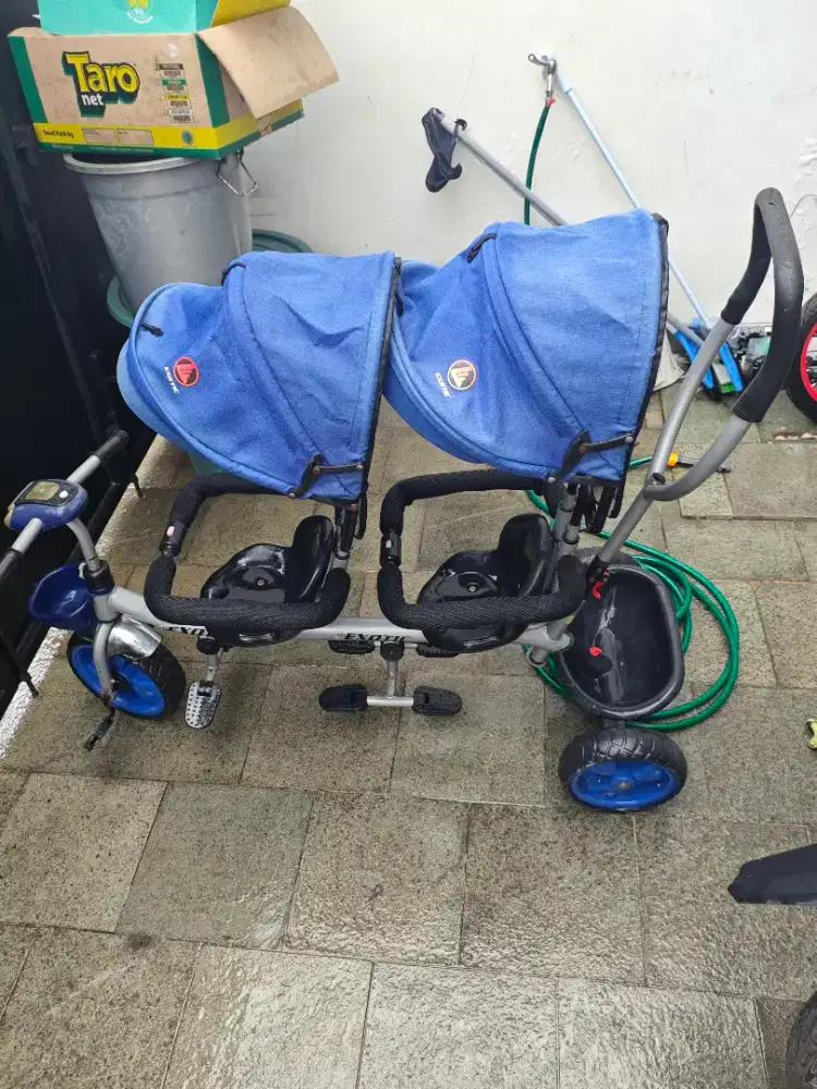 Sepeda tandem anak kembar