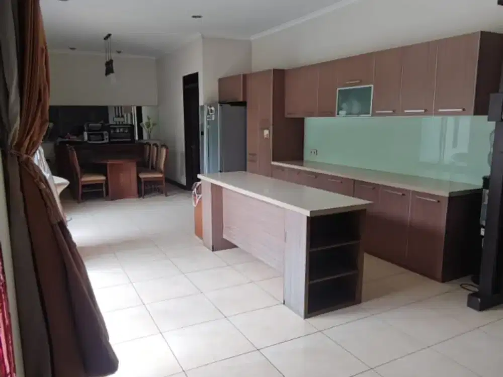 7,5 M Dijual rumah di KBP Ratnasasih kota baru parahyangan lt 420 lb 350 ada kolam renang