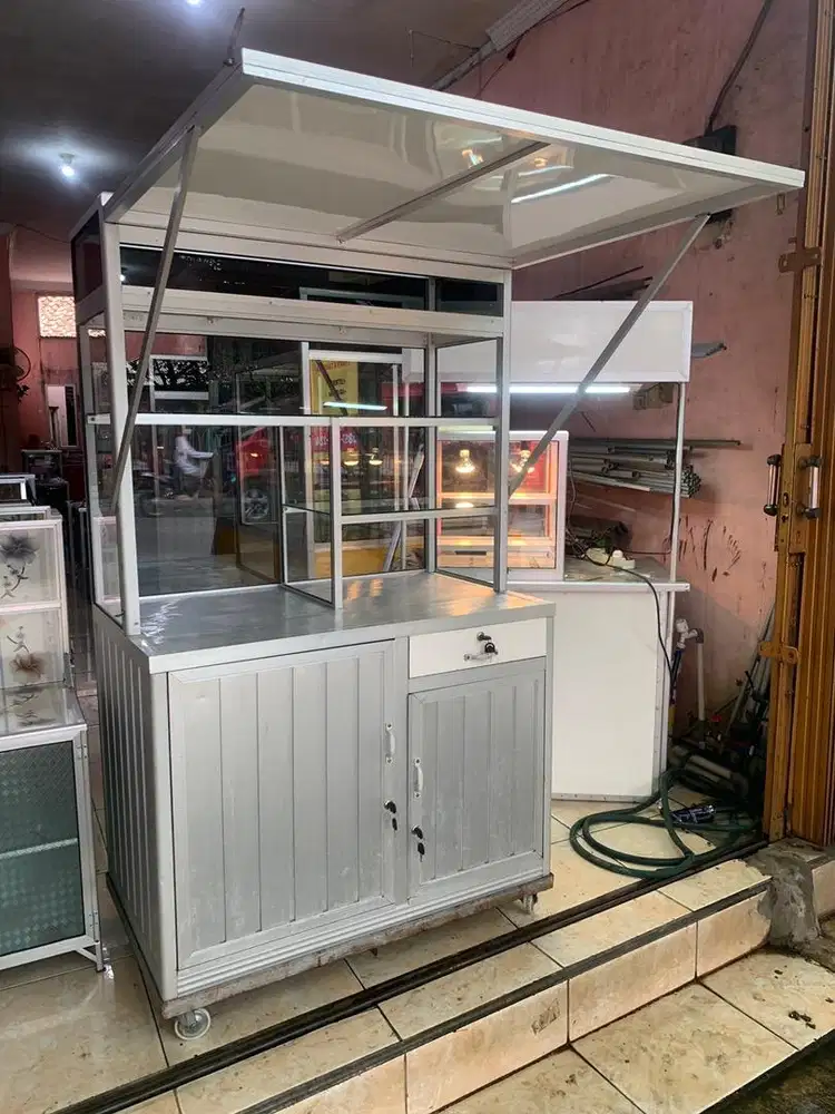 Etalase gerobak bekas