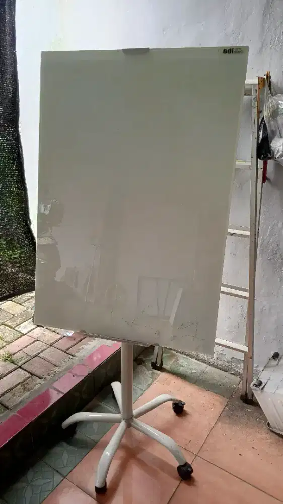 Papan tulis merk ODI 70x100 bekas white board flipchart roda